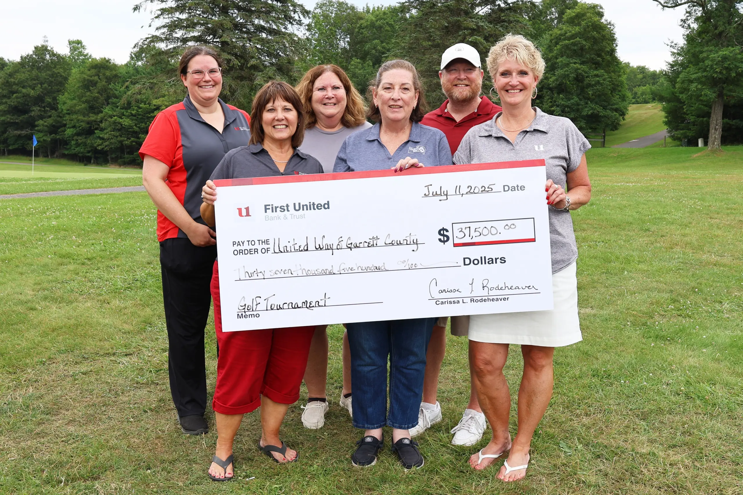 2025 Check passing The check presentation at the 2025 Golf Tournament